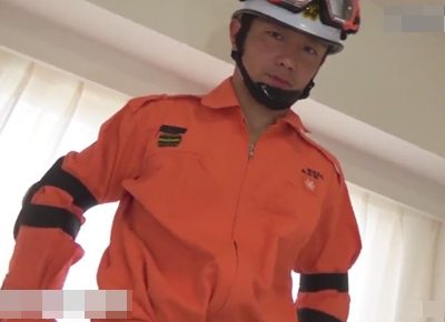 【ゲイ動画】消防服姿の体育会ノンケが立ったまま勃ったチンポをしゃぶられて手コキでイカされる！