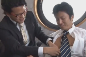 【ゲイ動画】真面目なスーツを着用している2人の男が服を脱がせあいながらアナルセックスで愛を深めることになる！