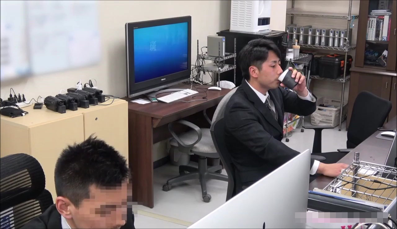 ゲイ動画】先輩が淹れてくれたコーヒーには睡眠薬…！休日出勤中のイケメンスーツリーマンが先輩にオイルまみれにされレイプされてしまう！ | 無料ゲイ動画イケメンポルノ  | ecomorskoe.ru