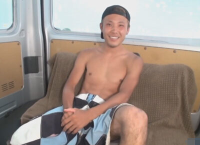 【ゲイ動画】江ノ島でノリの良い20歳のノンケ素人をスカウト！ロケ車に連れ込んで普段通りのオナニーを見せてもらうことに！