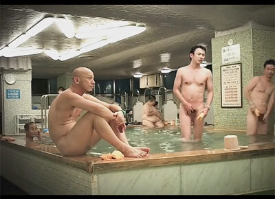 【無修正ゲイ動画】公衆浴場を楽しんでいる男たちがリラックスしながら過ごしている姿を定点カメラで見ることができちゃいます！