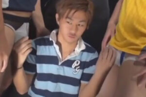 【ゲイ動画】ラガーシャツを着ている茶髪の可愛らしい男子がアナルセックスで容赦ないケツ掘りでモロ感しまくりの乱交！